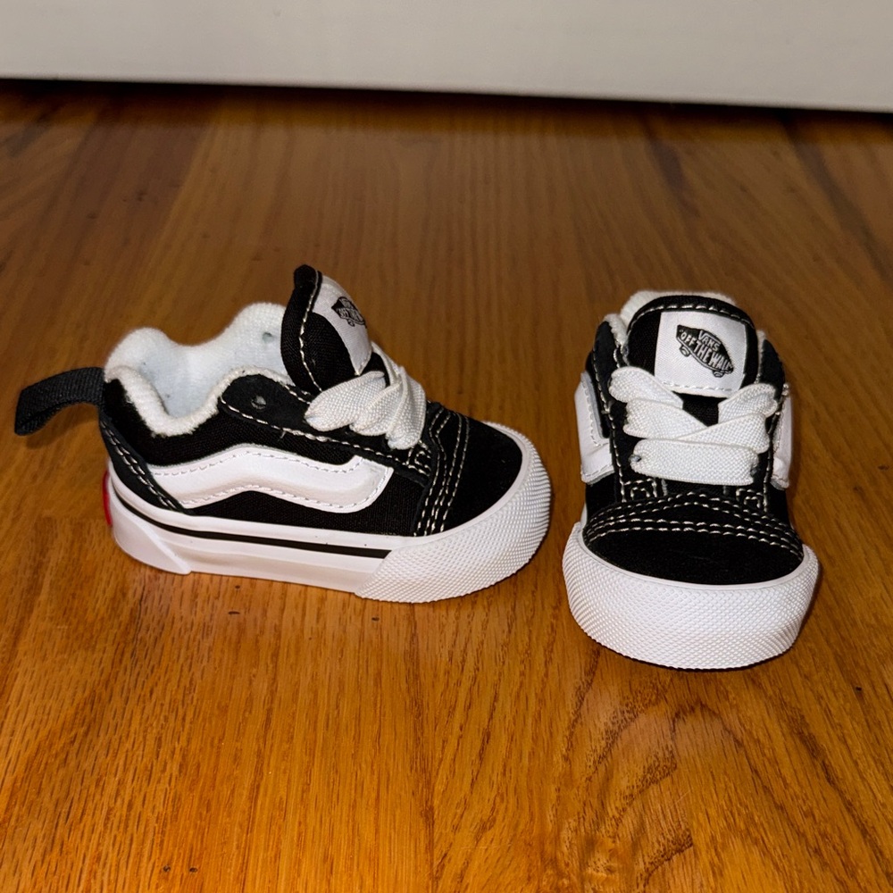 Vans Toddler Classic Black and White Knu Skool Elastic Lace Sneaker